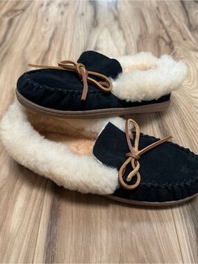 Minnetonka Women’s Black Alpine Sheepskin Moccasin Suede Slippers Cozy Size 7
